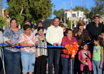 Entrega Emilio de Hoyos más obras de pavimentación en Acuña