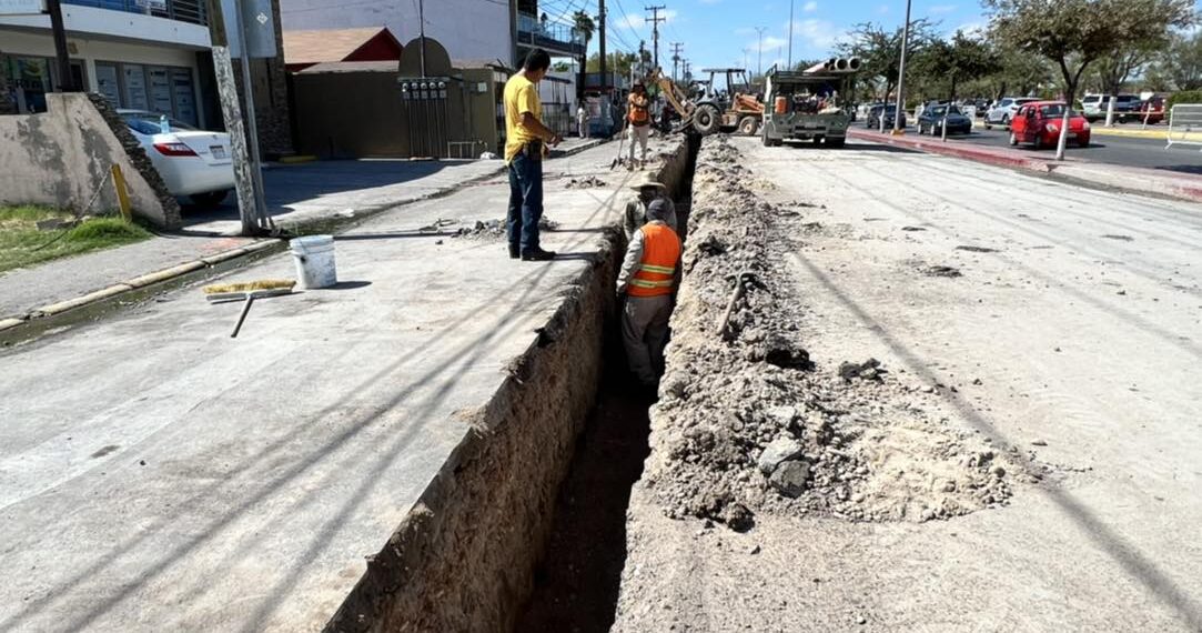 Al fin inicia reparación de drenaje colapsado frente a Macroplaza a más de un año de exhibirse el problema