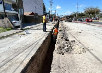 Al fin inicia reparación de drenaje colapsado frente a Macroplaza a más de un año de exhibirse el problema