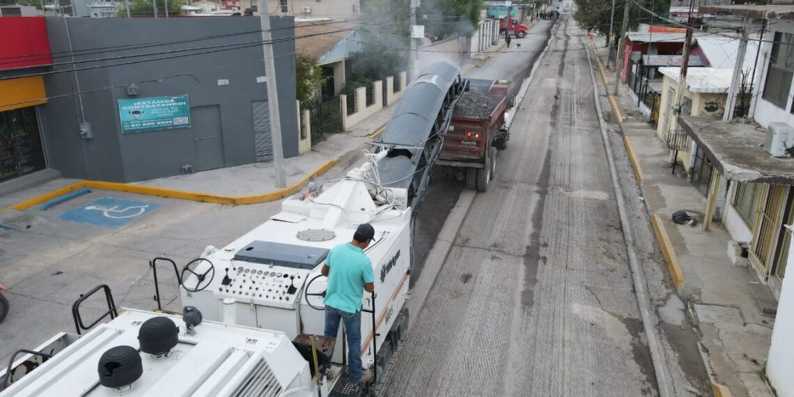 ALCALDE EMILIO DE HOYOS, SUPERVISA EL ARRANQUE DE TRABAJOS DE RECARPETEO EN LA ITURBIDE; AFIRMA QUE SUPERARÁN LAS 150 CUADRAS ESTE AÑO.