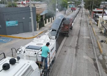 ALCALDE EMILIO DE HOYOS, SUPERVISA EL ARRANQUE DE TRABAJOS DE RECARPETEO EN LA ITURBIDE; AFIRMA QUE SUPERARÁN LAS 150 CUADRAS ESTE AÑO.