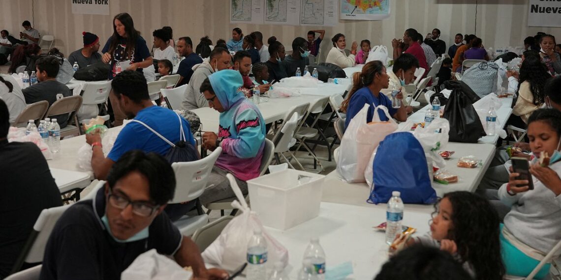 Nueva York declara estado de emergencia ante llegada de miles de migrantes enviados desde Texas