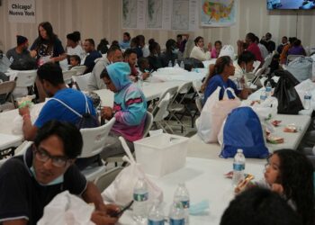 Nueva York declara estado de emergencia ante llegada de miles de migrantes enviados desde Texas