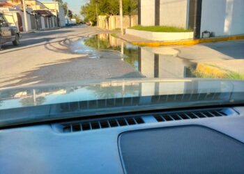 10 días de fuga de agua potable frente a motel de Villa de Fuente; ha sido reportada sin obtener respuesta