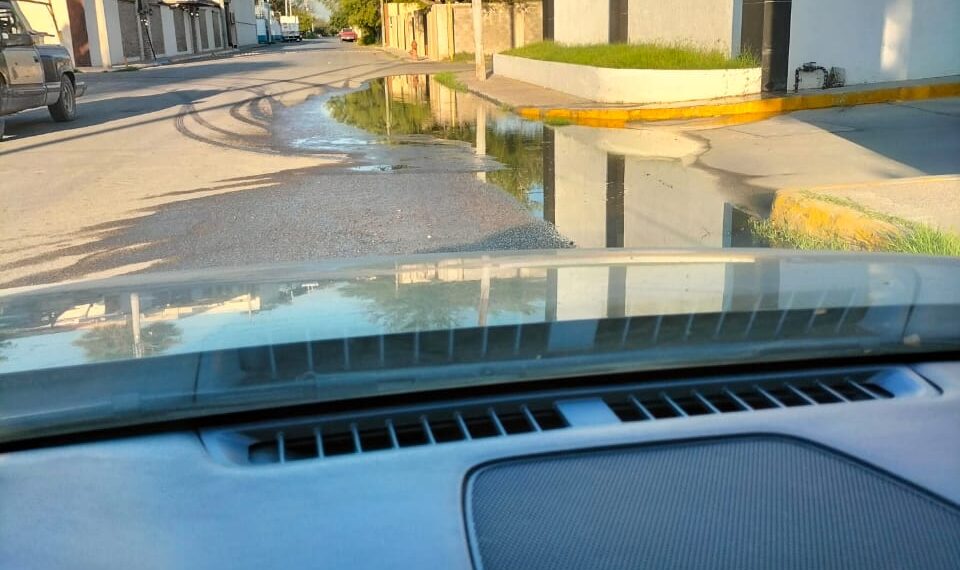 10 días de fuga de agua potable frente a motel de Villa de Fuente; ha sido reportada sin obtener respuesta