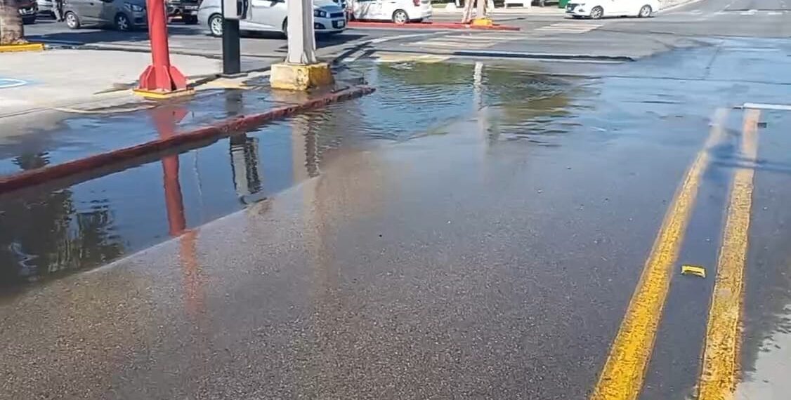 Colapso de drenaje frente a Macroplaza casi llega a la Presidencia Municipal