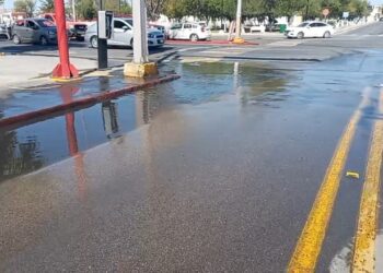Colapso de drenaje frente a Macroplaza casi llega a la Presidencia Municipal