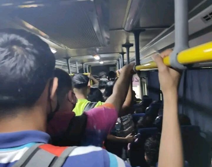 Evidencian peligro por aglomeración de estudiantes en autobuses de UTNC