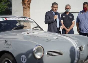 Gobernador Miguel Riquelme destapa carro de Carrera Panamericana 2021