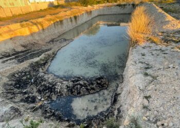 En medio de contingencia de dengue enorme fosa está expuesta en Unidad Deportiva