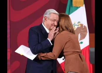 Entre aplausos deja Tatiana Clouthier la Secretaría de Economía