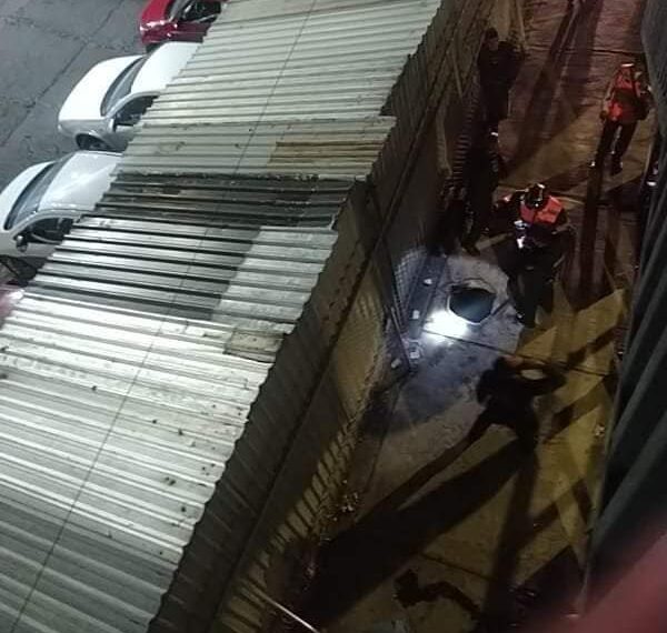 Mujeres mueren al caer en alcantarilla destapada en CDMX; iban a concierto de Zoé
