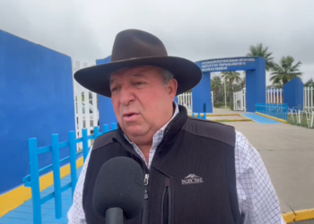 Directivos de Tec de Piedras Negras impiden entrega de pintura donada a estudiantes por Anselmo Elizondo