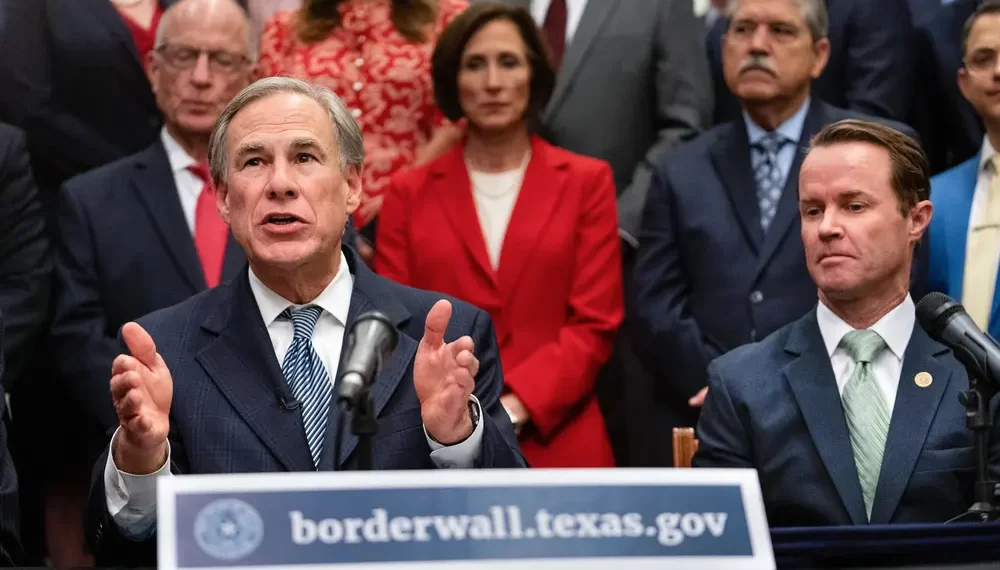 Después de su reelección, Abbott vuelve a llamar «invasión» a llegada de migrantes a Texas