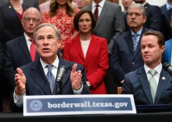 Después de su reelección, Abbott vuelve a llamar «invasión» a llegada de migrantes a Texas