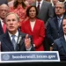 Después de su reelección, Abbott vuelve a llamar «invasión» a llegada de migrantes a Texas