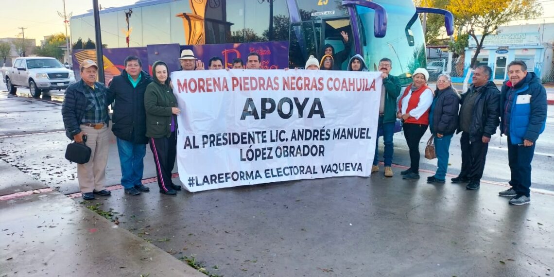 Salen obradoristas de Piedras Negras a marcha de la 4T en CDMX