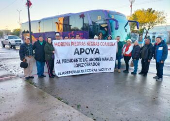 Salen obradoristas de Piedras Negras a marcha de la 4T en CDMX