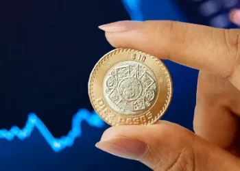 Histórico: Por primera vez crece peso mexicano en 40 años