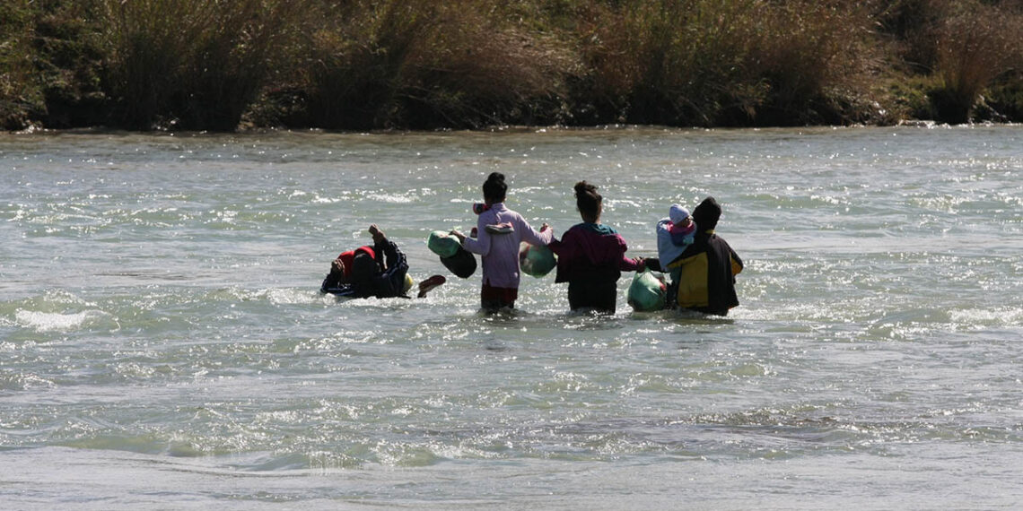 Detienen en Piedras Negras a pareja de hondureños con bebés, pese a contar con permisos migratorios