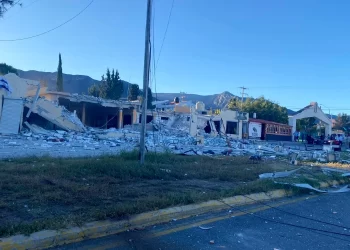 Explosión destruye locales comerciales en Saltillo