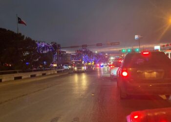 Caos vial por desfile navideño en Piedras Negras; planeado en día hábil y en horario de salida de los trabajos