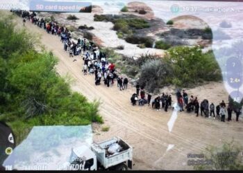 Grandes grupos de migrantes cruzan diariamente a Estados Unidos  por la frontera Piedras Negras-Eagle Pass