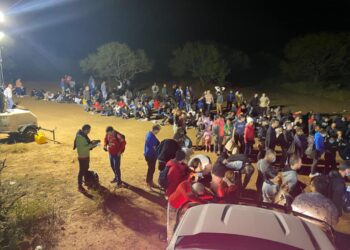Más de 700 migrantes cruzan en grupo por frontera Piedras Negras-Eagle Pass