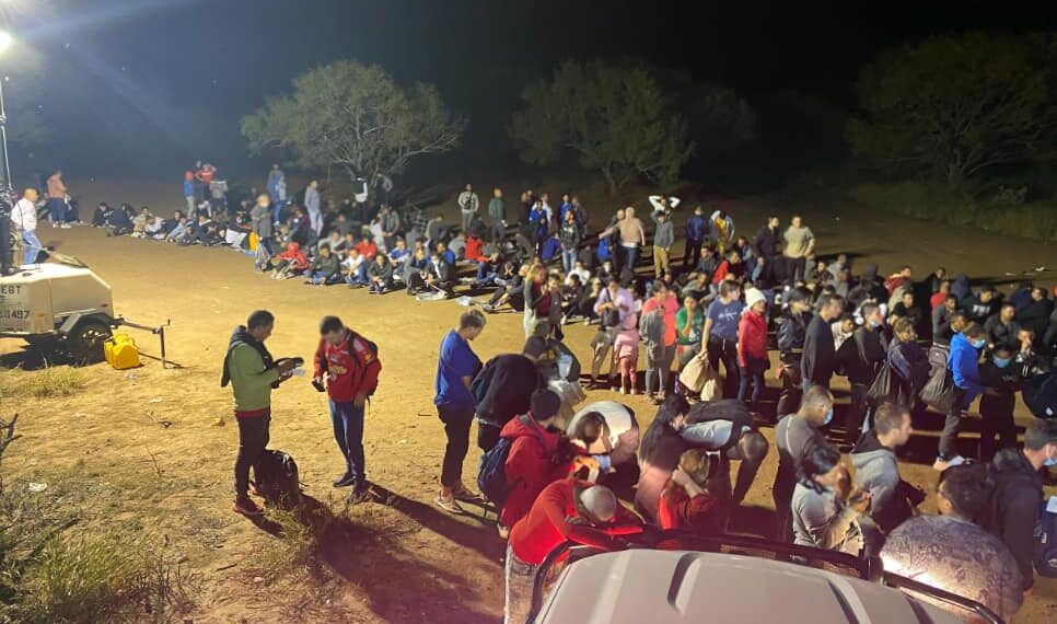 Más de 700 migrantes cruzan en grupo por frontera Piedras Negras-Eagle Pass