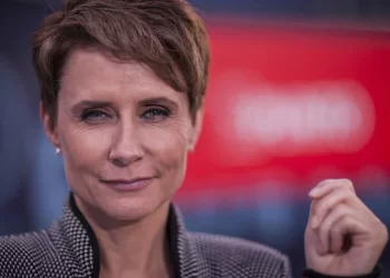 «Finalmente la gente se siente representada por un político y es AMLO»; afirma Denise Maerker