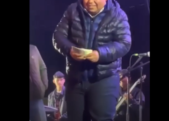 Alcalde de San Juan de Sabinas lo hizo nuevamente; regala «bolo» de billetes a invitados