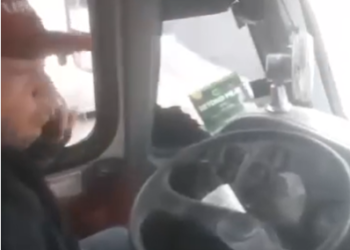 Chofer de camión Ibarra agrede a ciudadano por grabarlo hablando por teléfono