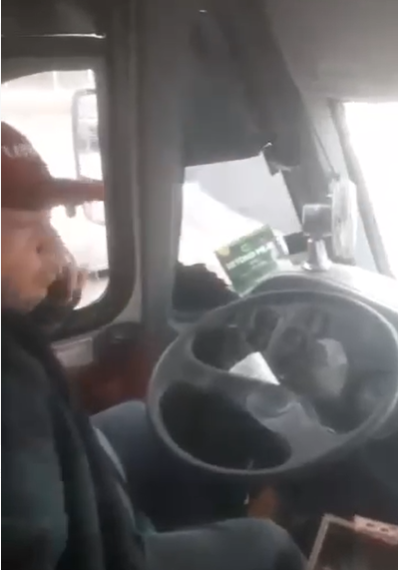 Chofer de camión Ibarra agrede a ciudadano por grabarlo hablando por teléfono