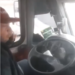 Chofer de camión Ibarra agrede a ciudadano por grabarlo hablando por teléfono