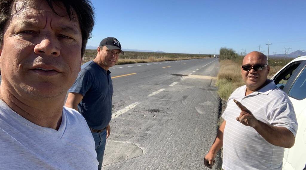 Monclovenses tapan bache causante de muertes en carretera a Monterrey