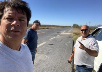 Monclovenses tapan bache causante de muertes en carretera a Monterrey