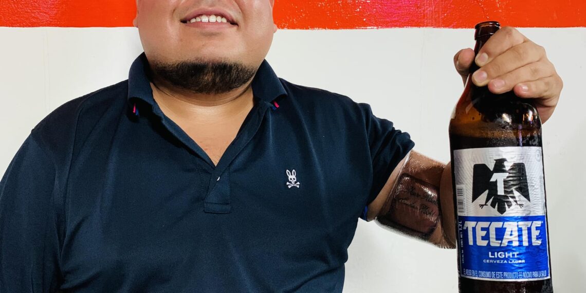 Alcalde de San Juan de Sabinas se tatúa y festeja con una caguama