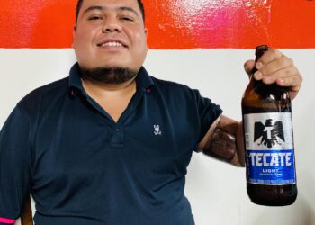 Alcalde de San Juan de Sabinas se tatúa y festeja con una caguama
