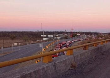 Mega incendio y muerte de paisano se suman a la terrible congestión vehicular de carretera 57