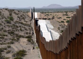 Afianza Abbott el propósito de continuar el muro fronterizo en Laredo