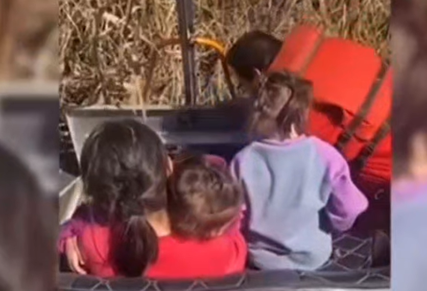 Hermanitas encontradas en medio del Río Bravo fueron abandonadas por un pollero