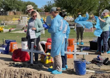 Exhuman cuerpos de migrantes en Eagle Pass para identificarlos