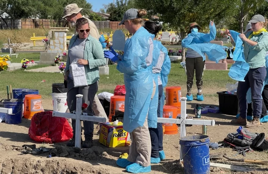 Exhuman cuerpos de migrantes en Eagle Pass para identificarlos