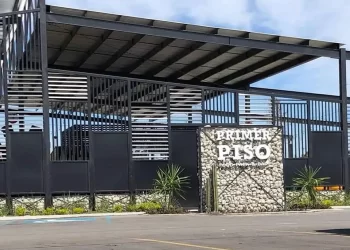 Roban 5 baterías de carro en estacionamiento de Bar “Primer Piso”