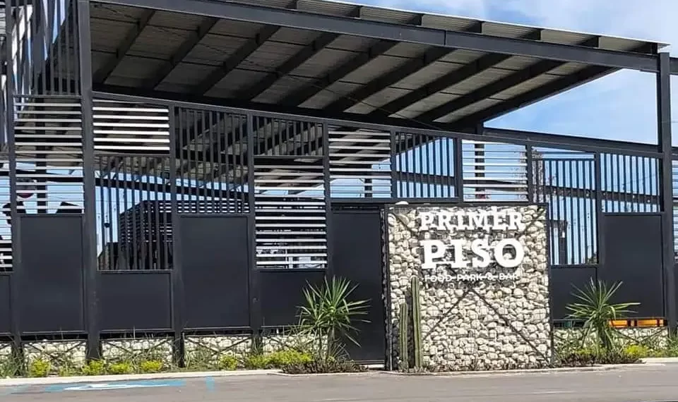 Roban 5 baterías de carro en estacionamiento de Bar “Primer Piso”