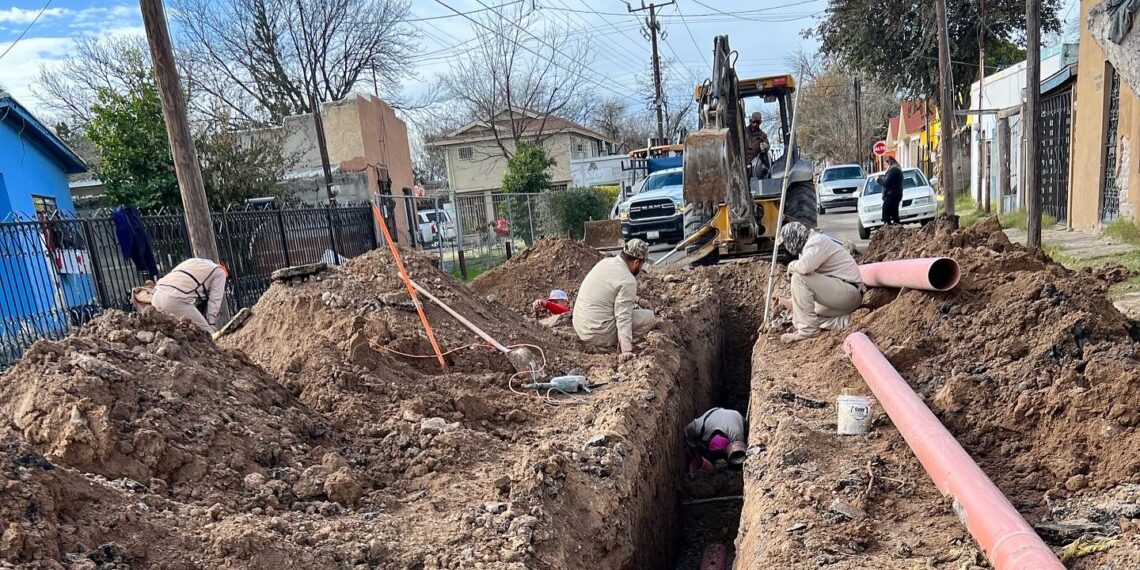 Reponen tubería en colonia Bravo ante queja de vecinos por brote de aguas negras de drenaje colapsado