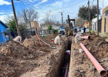 Reponen tubería en colonia Bravo ante queja de vecinos por brote de aguas negras de drenaje colapsado