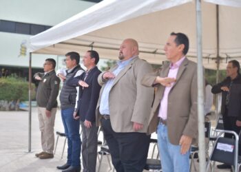 ATESTIGUA EL ALCALDE TOMA DE POSESIÓN Y PROTESTA DE BANDERA DEL NUEVO COMANDANTE DE LA DÉCIMA COMPAÑÍA DE INFANTERÍA NO ENCUADRADA.