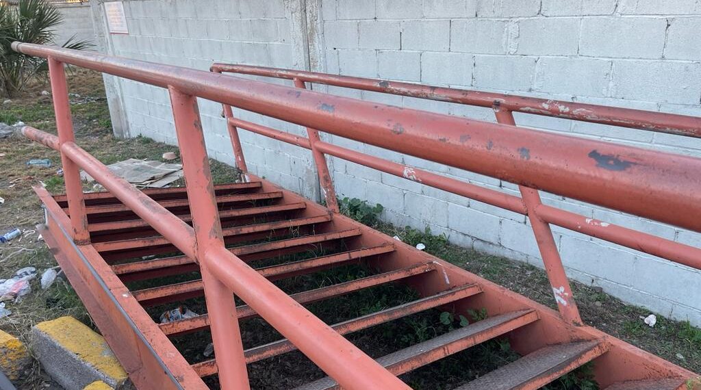 Colonias Bravo, Morelos y CROC incomunicadas desde noviembre por retiro de puente peatonal