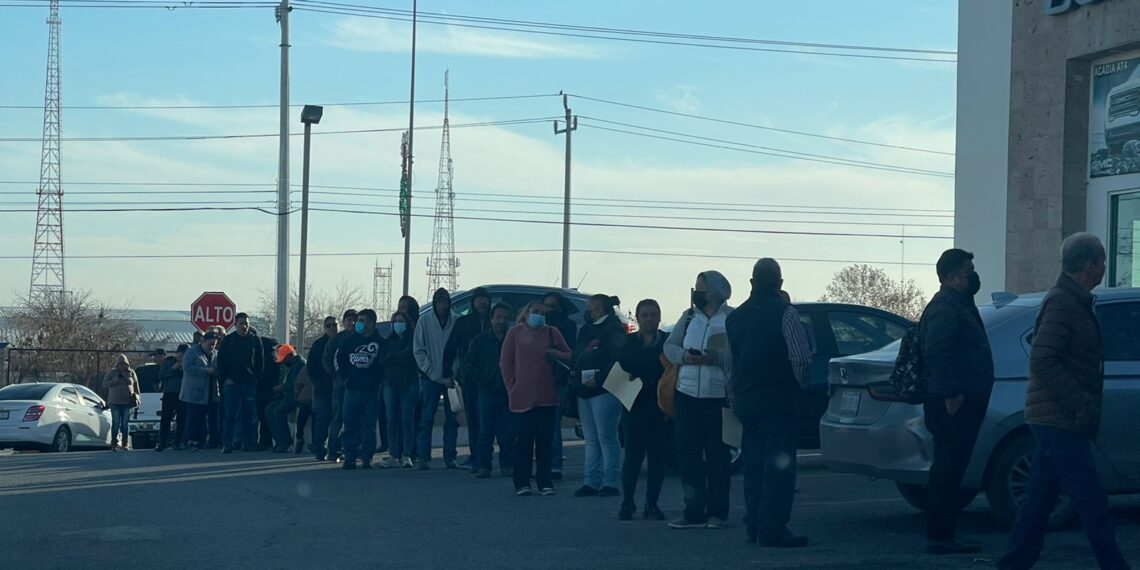 Amanece saturada oficina local de INFONAVIT por cambio de créditos a pesos